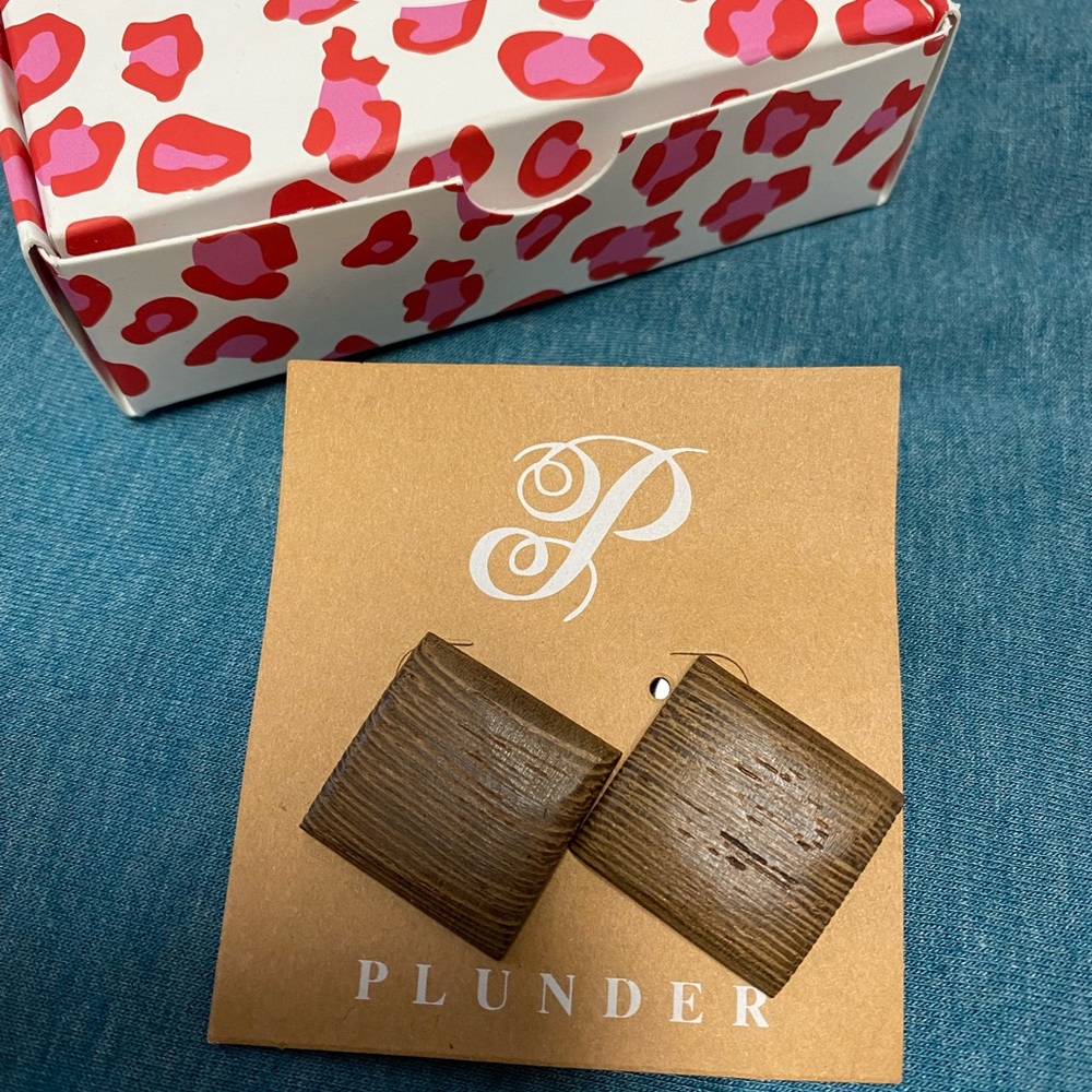 Plunder large stud earring